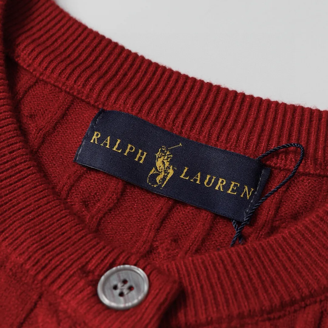 P166 Style No.: 602 -Ralph Lauren RL cardigan with classic war horse logo embroidery on the chest, long-sleeved sweater sweater jacket -The item is made of custom-dyed and custom-spun yarn, purchased from the original version. A full set of customized accessories. Details determine success or failure. Heavy new autumn and winter style. The weight of the item is as high as 800 grams. It is soft and delicate and does not tie the body. The upper body effect is very nice. Loose fit. Women's style. -Color: black, off-white, milk tea, light gray, dark gray. Navy blue red khaki red - Size: S / M / L S size 80-100 catties M size 100-120 catties Large size 120-135 catties
